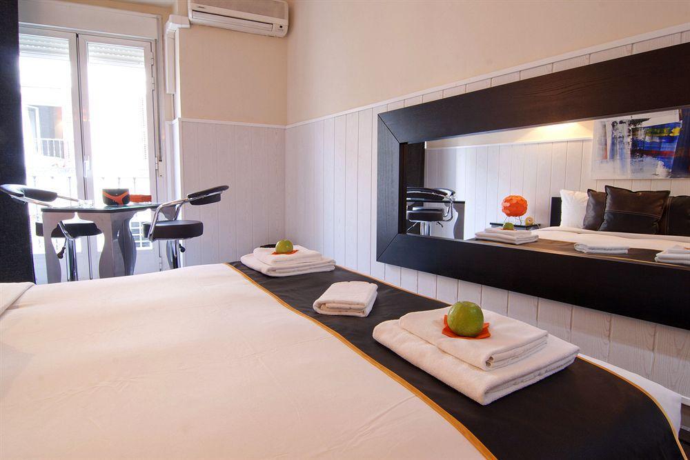 Hostal Oxum Madrid Esterno foto