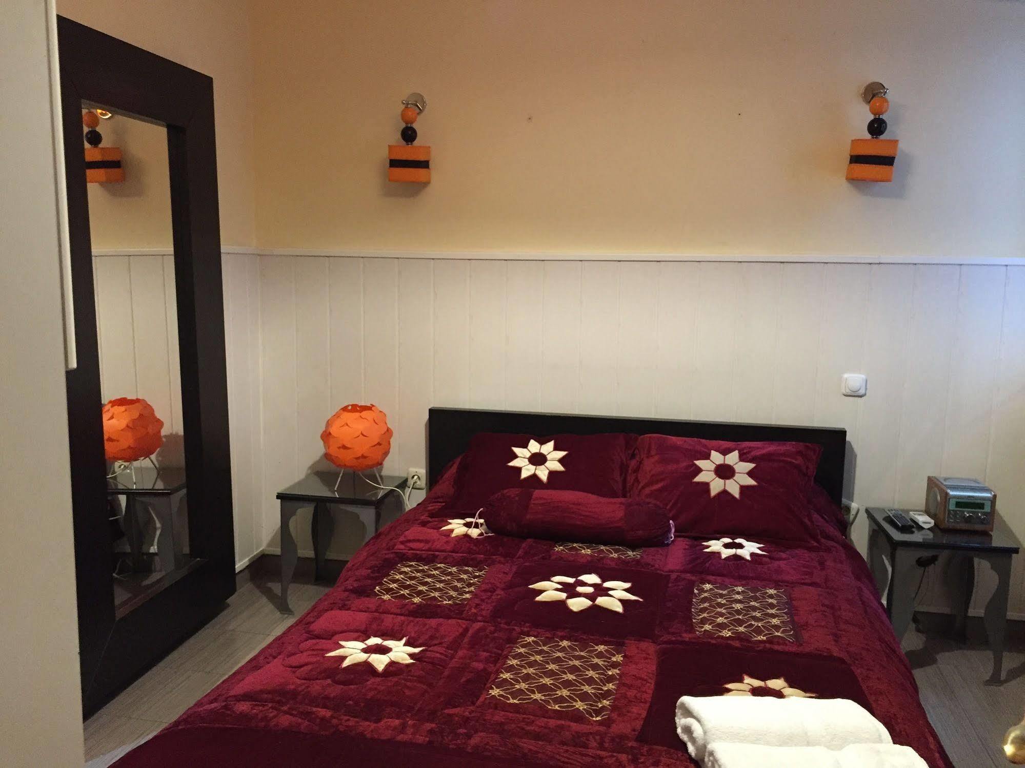 Hostal Oxum Madrid Esterno foto