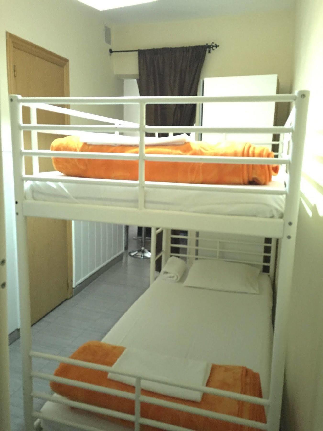 Hostal Oxum Madrid Esterno foto