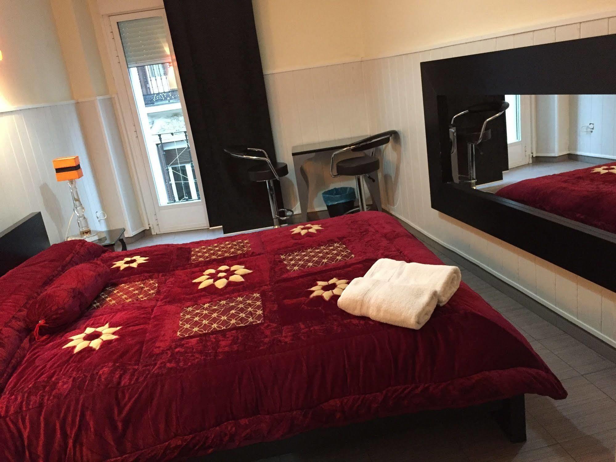 Hostal Oxum Madrid Esterno foto