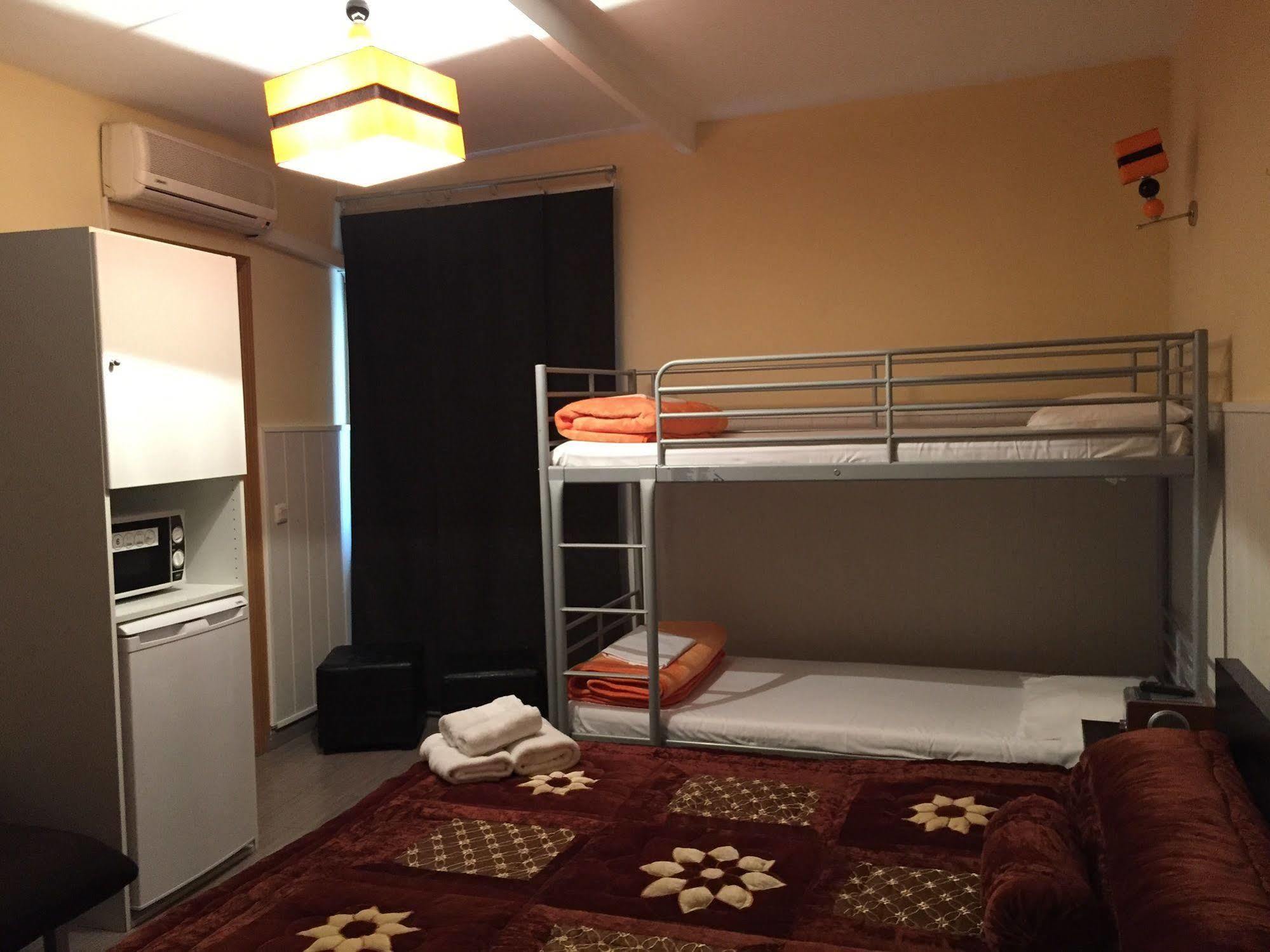 Hostal Oxum Madrid Esterno foto